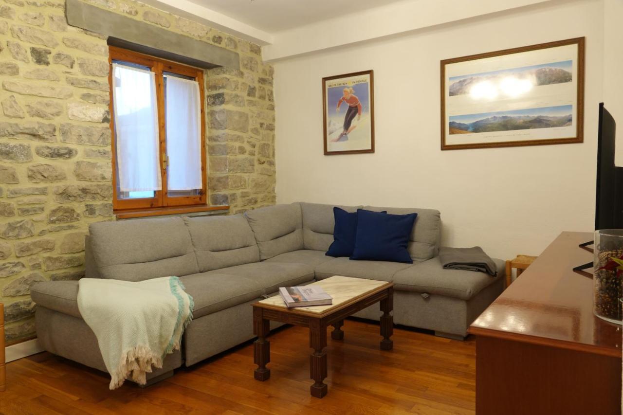 Cirjuana, Casa En El Centro Con Agradable Jardin Y Barbacoa By Pirineos 360 Villa Биескас Екстериор снимка