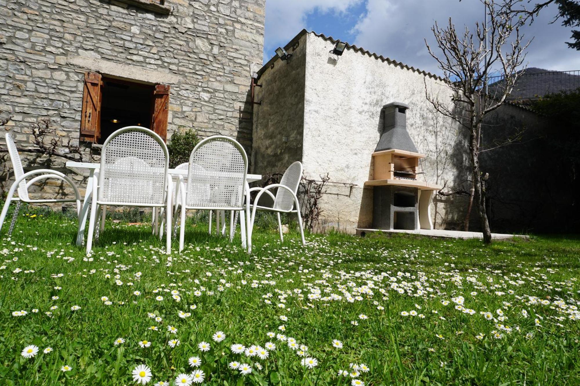 Cirjuana, Casa En El Centro Con Agradable Jardin Y Barbacoa By Pirineos 360 Villa Биескас Екстериор снимка